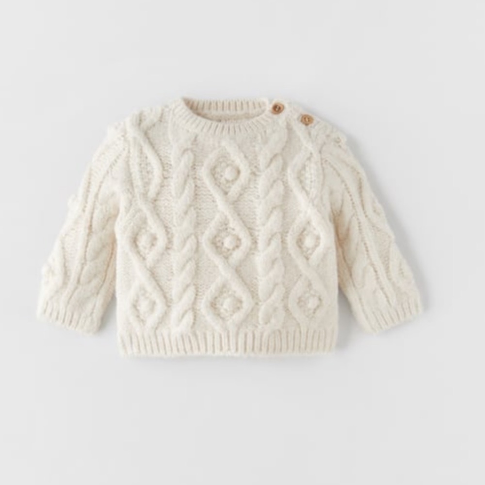 CABLE KNIT SWEATER
ECRU 0/3859/500/712/06
3-6 MONTHS (26,8 INCHES)